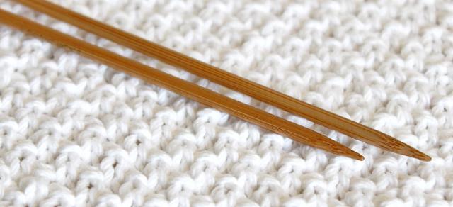 뜨개질 바늘과 간단한 아름다운 패턴